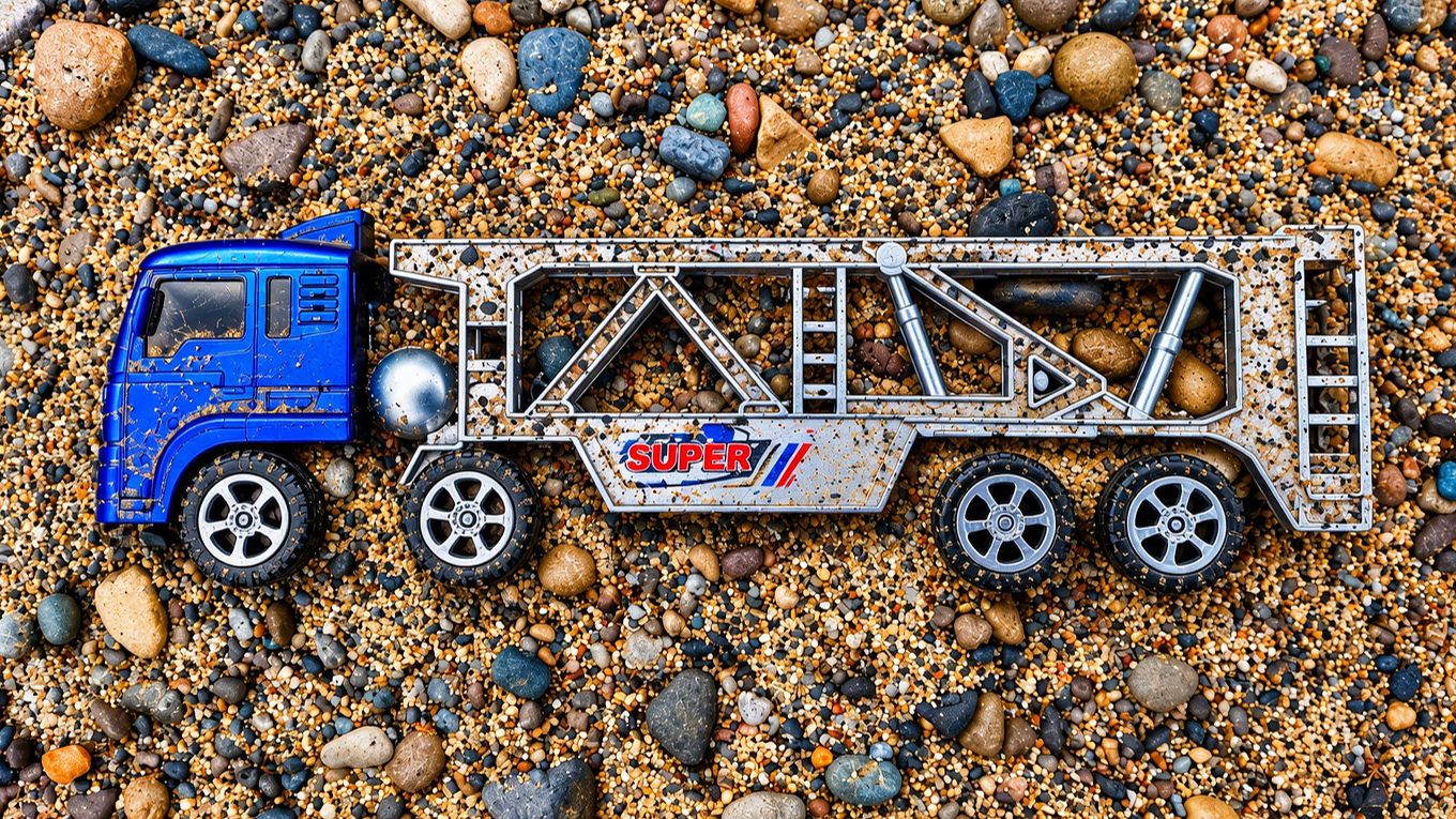 🚛 Найди спрятанные игрушечные машинки! Контейнеровоз, каток, вертолёт и машину скорой помощи! ☺️