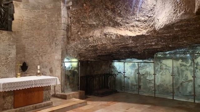 Я спускаюсь к месту Обретения Животворящего Креста Господня