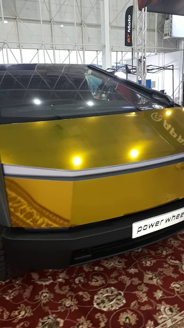 Ну вообще крутотень! )) Золотая Tesla Cybertruck!
