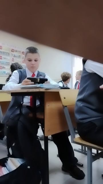 придурок снимает на уроке
