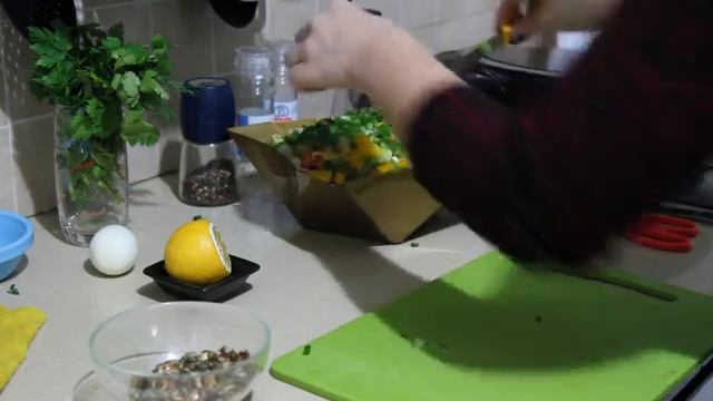 Легкий салат с салатными листьями и семечками готовится просто