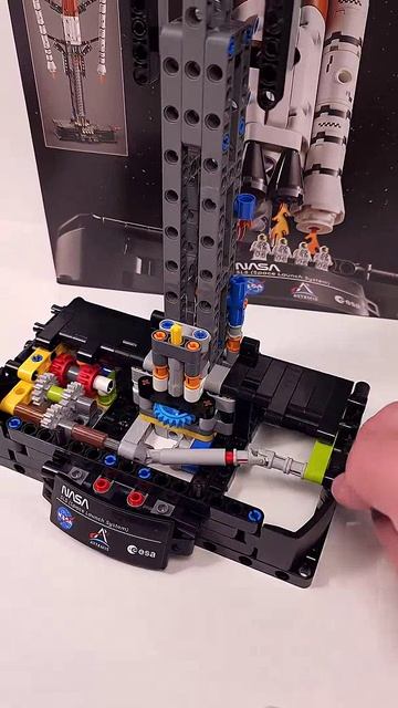 Сборка ракеты LEGO Technic NASA Artemis Space Launch System (42221) [632 детали]