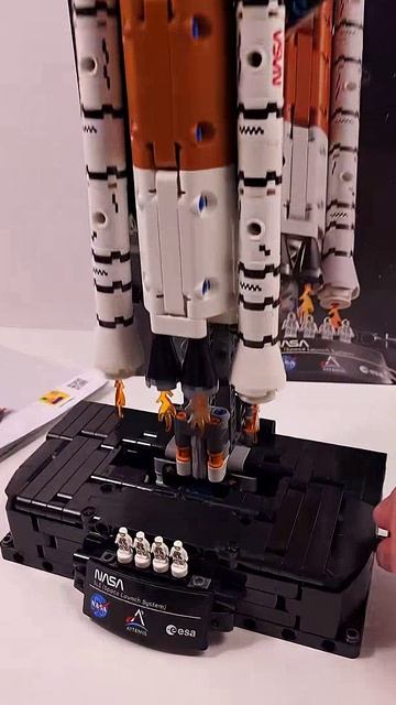 Обзор ракеты LEGO Technic NASA Artemis Space Launch System 42221 632 детали