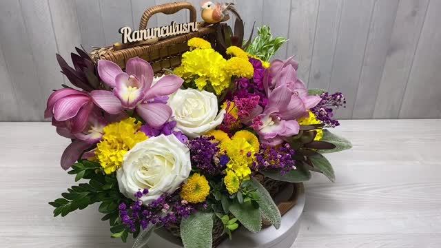 Композиция с орхидеями и розами в сундуке