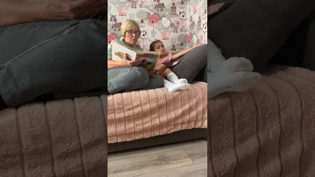 Аполлонова Татьяна Михайловна читает сказку Шелест Ксении
