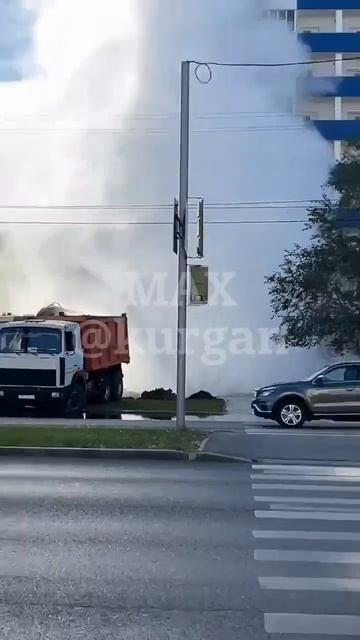 Огромный фонтан кипятка бьет из земли в Заозерном — там прорвало трубу.