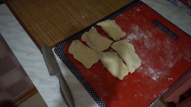 Слойки с курицей на сковороде, простой и быстрый рецепт