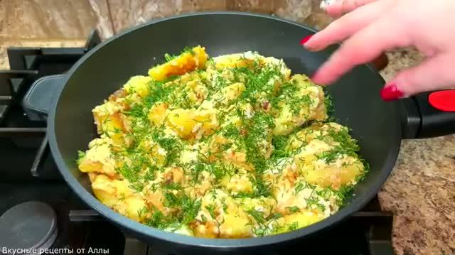 Картофель в сметанно-чесночном соусе.