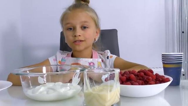 Ярослава делает мороженое | Фруктовое мороженое для детей | Tiki Taki Cook