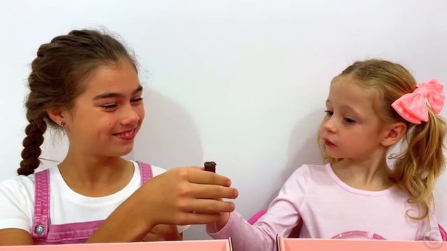 Настя и папа играют, челлендж шоколадная еда против настоящей еды
