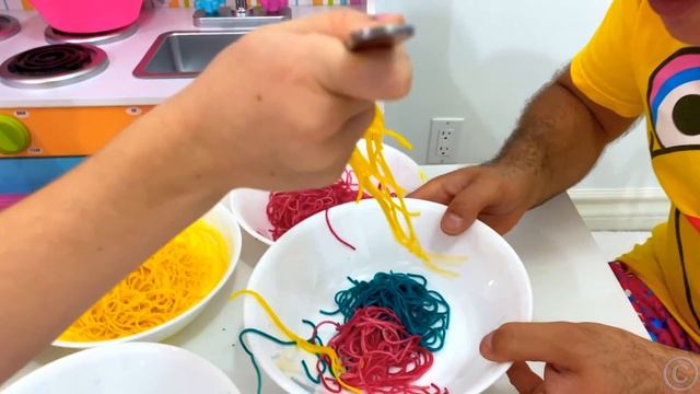 Настя играет с волшебной едой и игрушками для детей