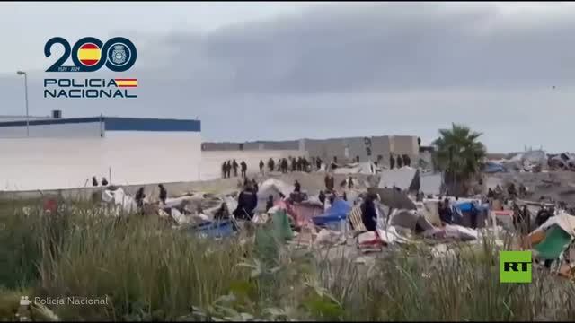 الشرطة الإسبانية تفكك ملاجئ عشوائية للمهاجرين في سبتة