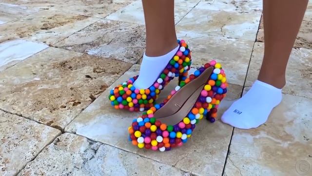 Настя и папа играют в ресторан с игрушечной едой