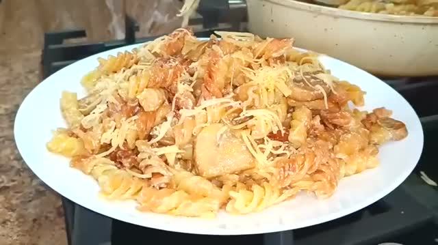 Жареные макароны в соусе.