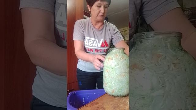 солим капусту.