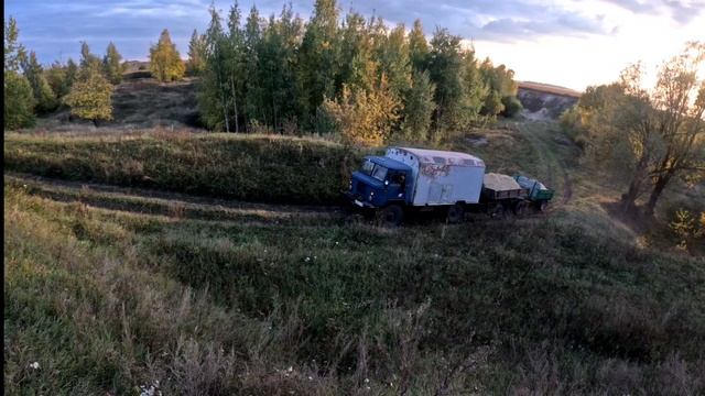 Песчанный карьер, МТЗ с КУНом и шишига с двумя телегами. Едем за песком для нашего храма.