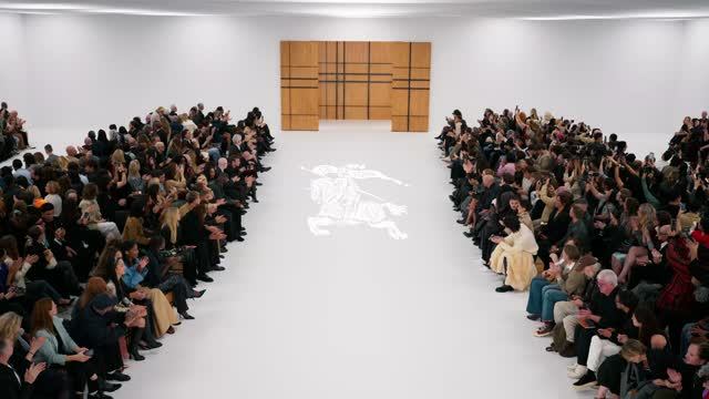 Показ коллекции Burberry весна-лето 2027 - 4K