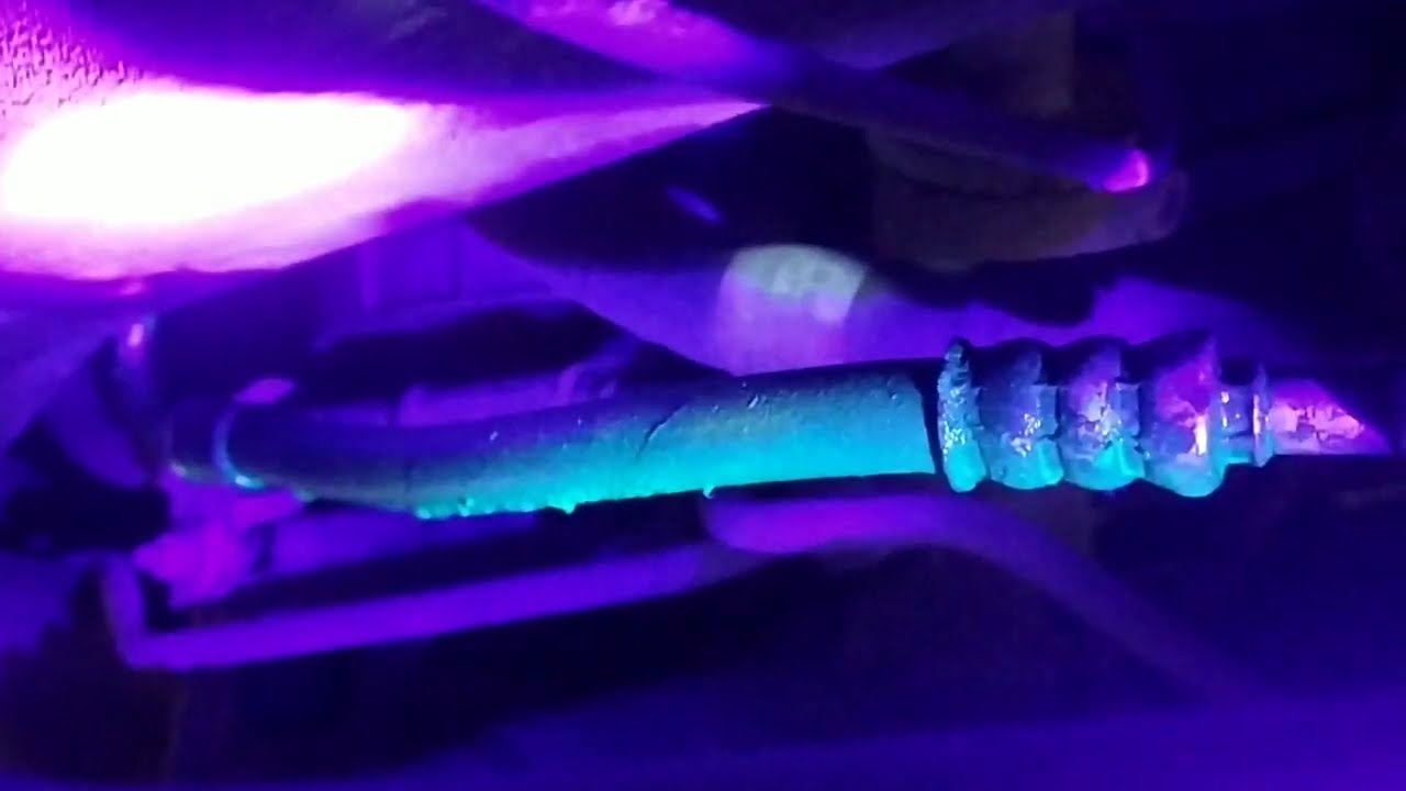 Поиск утечки фреона при помощи ультрафиолетового индикатора. Ремонт трубки кондиционера.