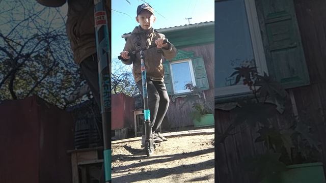 Показываю трюки на самокате которые я умею