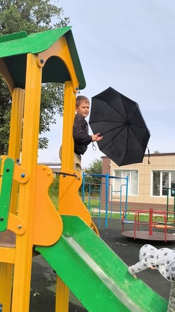 чуть-чуть в небе повисел