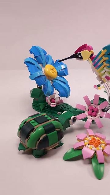 LEGO Creator Разноцветный колибри (31384) против Черепахи с водяной лилией (31377)