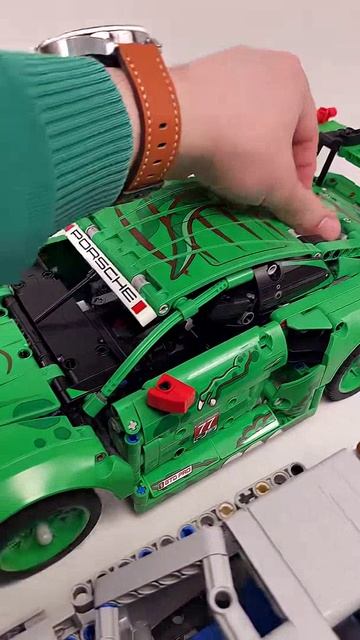 LEGO Technic Mercedes-Benz SLS Black Series MOC (42210) против Porsche 911 GT3 R REXY AO (42224)