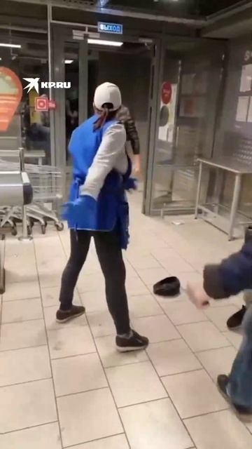 Женщина ударила в лицо пьяного клиента, который устроил разборки в магазине