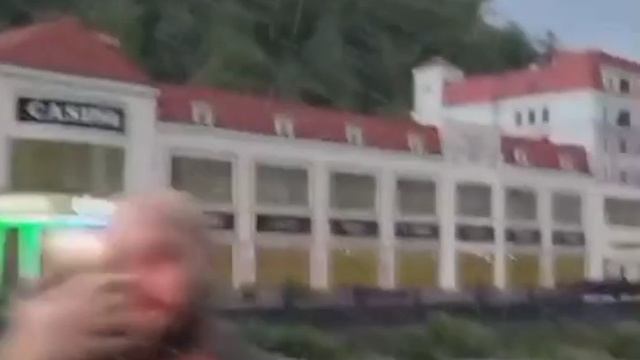 Медведь забрёл на территорию курорта «Роза Хутор» в Сочи.