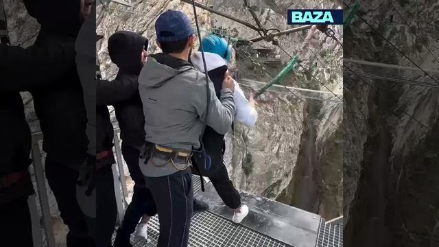 В Дагестане популярный в соцсетях инструктор выбил ногу у крайне испуганной туристки и силой отправи