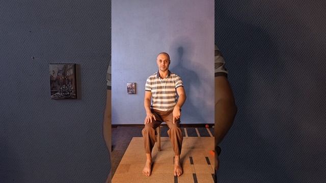 Положение седалищных бугров и пятки для стабильности колена. Вибрируем костями.