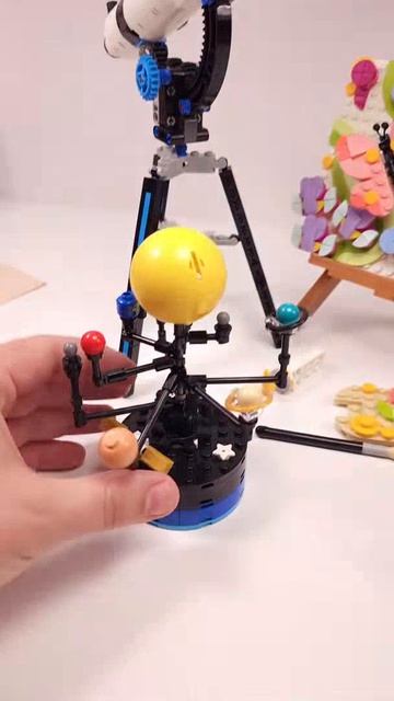 LEGO Creator Флоральное искусство декор картина (31390) против Исследование космоса телескоп (31378)