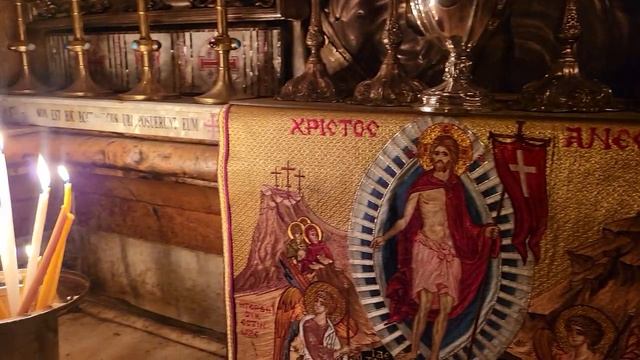 Наши цветы к празднованию Крестовоздвижения стоят в вазе на Гробе Господнем