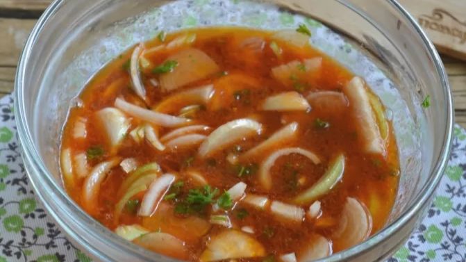 Маринованный лук в томатном соусе.