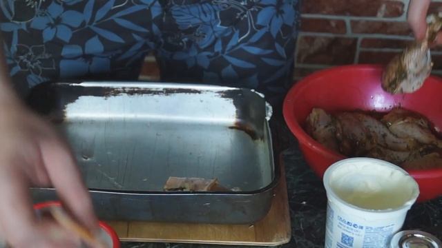 Куриные ножки с макаронами в чесночно-сметанном соусе