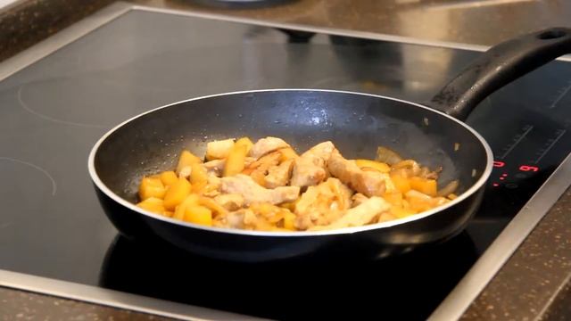 Омлет с мясом и овощами для быстрого завтрака