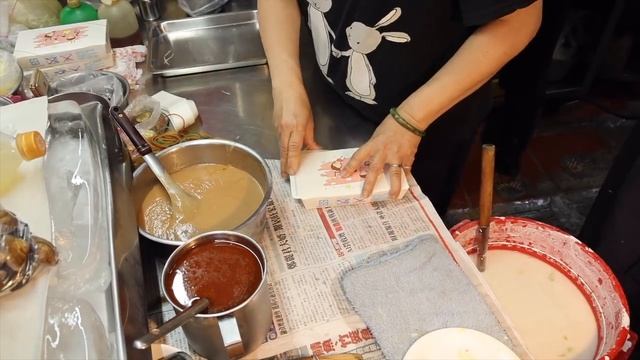 Дедушка готовит и продает потрясающий жареный рис и омлет на передвижной кухне. Тайвань