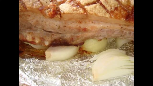 Свиная грудинка запеченная с корочкой для большой семьи
