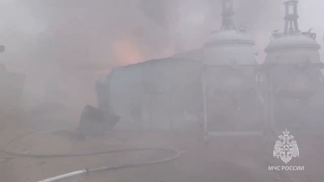 Пожарные тушат возгорание в ангаре лакокрасочного завода