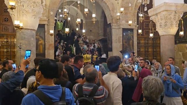 Патриарший Крестный ход поднимается по Храму Гроба Господня