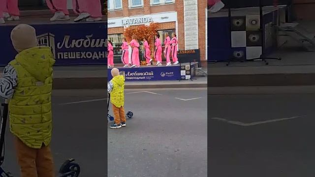 Все я залипла, 🥰😍смотреть такие танцы в целом такую красоту, с детства обожаю смотреть современные
