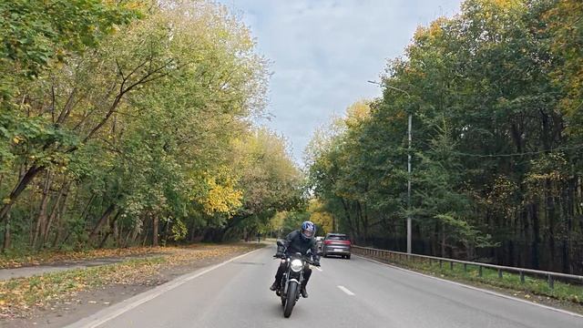 Съемка мотоцикла через телефон, прикрепленный к багажнику авто