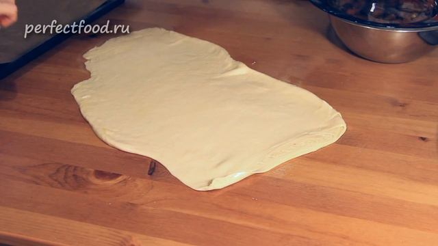 Слоеный штрудель с вишней, яблоками и орехами