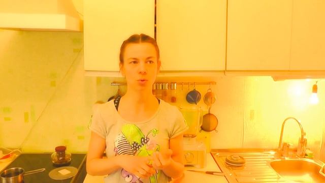 Черничный утренний смузи с финиками, кунжутом и зеленой гречкой