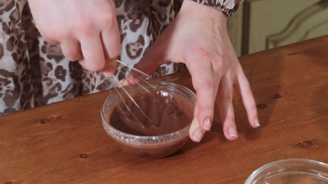 Шоколадный брауни с маршмеллоу и карамельным соусом