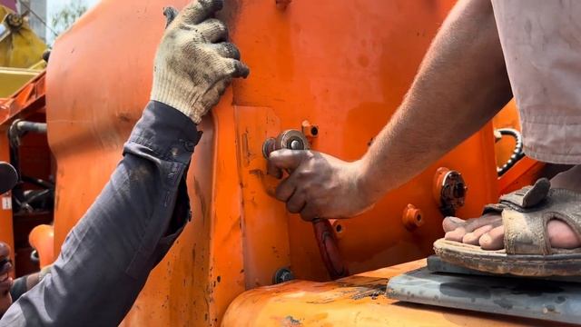 Пакистанские умельцы распаковали морской контейнер с корейским экскаватором