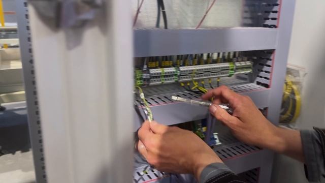 Монтаж электропроводки для распределительного шкафа гальванической линии #гальваника #тамбов #завод