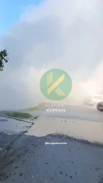 💦 «Я впервые в жизни это вижу!»: гигантский фонтан хлещет во дворе дома в Заозёрном.