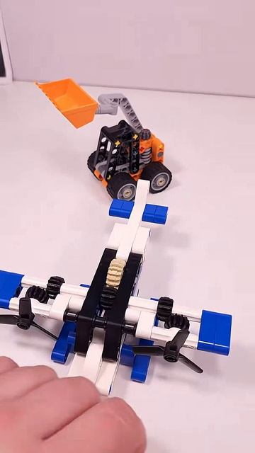 LEGO Technic белый гидросамолёт (30736) против мини-погрузчика (30710)