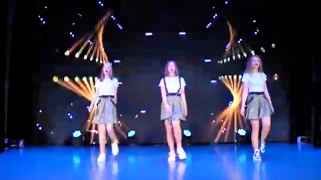 Арина и Софья Сметские, Алина Карпенко - Стикером 2021