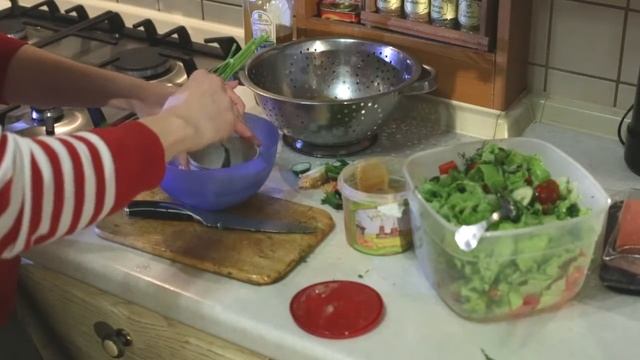 Салат пикантный с красной соленой рыбой, домашний рецепт